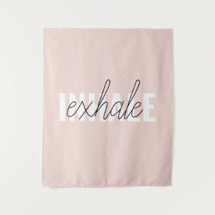 Moderne Pastellrosa Einatmungs-Ausatmungs-Zitat Wandteppich