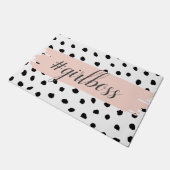 Moderne pastellrosa Girl Boss & Black Dots Fußmatte (Schrägansicht)