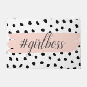Moderne pastellrosa Girl Boss & Black Dots Fußmatte (Vorderseite)