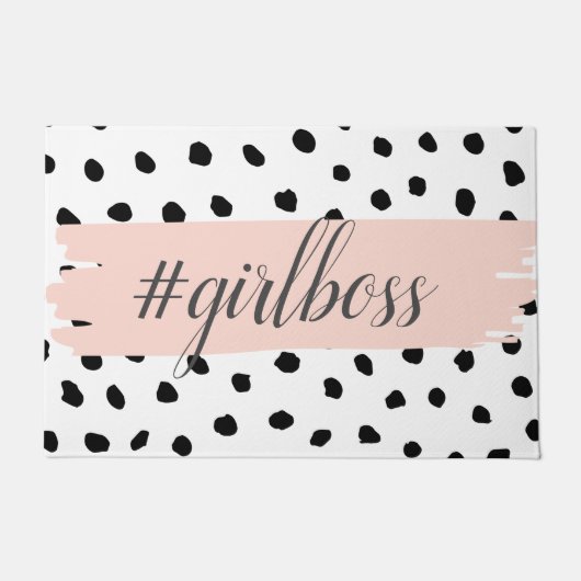Moderne pastellrosa Girl Boss & Black Dots Fußmatte (Vorderseite)