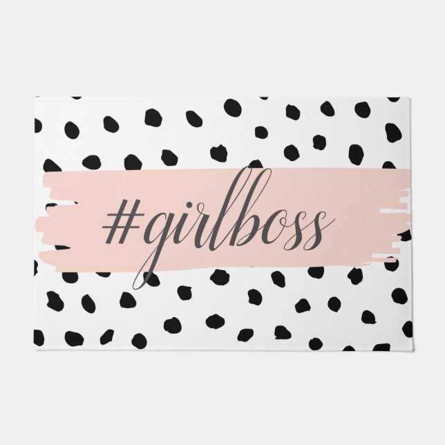 Moderne pastellrosa Girl Boss & Black Dots Fußmatte (Vorderseite)