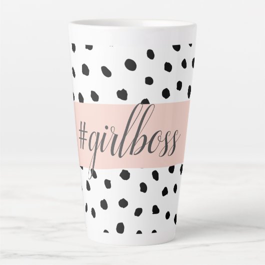 Moderne pastellrosa Girl Boss & Black Dots Milchtasse (Vorderseite)