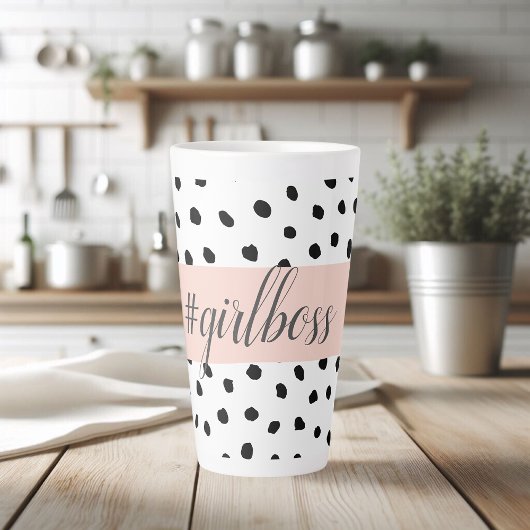 Moderne pastellrosa Girl Boss & Black Dots Milchtasse