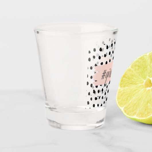 Moderne pastellrosa Girl Boss & Black Dots Schnapsglas (Links)