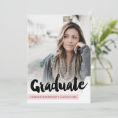 Moderne pastellrosa Gradskriptatur 4 Fotos Abschlu Einladung (Stehend Vorderseite)