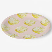 Moderne pastellrosa und gelbe Zitronen Muster Pappteller (Schrägansicht)