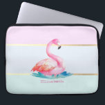 Moderne Pastellstreifen, rosa Flamingos Laptopschutzhülle<br><div class="desc">Rosa Flamingos auf pastellfarbenem gestreiftem Hintergrund mit Ihrem Namen.</div>