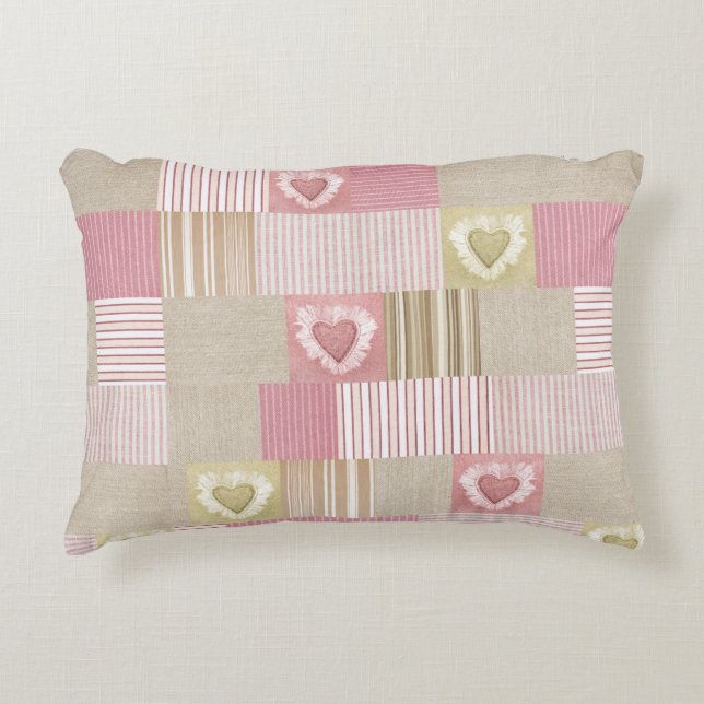 Moderne Patchwork Quilt Stripte Pink Beige Herzen Dekokissen (Vorderseite)