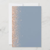 Moderne Peach Glitzer Edge Dusty Blue Wedding Einladung (Rückseite)