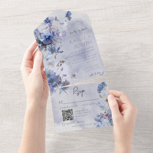 Moderne Periwinkle Blue Wildblumen QR Code All In One Einladung (Abreißen)