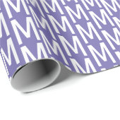 Moderne Periwinkle lila Monogramm Geburtstag Geschenkpapier (Rolleneckpunkt)