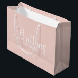 Moderne Personalisierte Bridesmaier Große Geschenktüte<br><div class="desc">Moderne Personalisierte Bridesmaids Geschenke mit dem personalisierten Namen der Brautjungfrau in einem modernen,  weißen Schriftart-Stil mit Titel und Hochzeitstag in modernen sans serif Schriftart Stil auf rot rosa Hintergrund. Auch perfekt für die Trauzeugin,  Blumenmädchen,  Brautmutter und vieles mehr.</div>