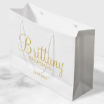 Moderne Personalisierte Bridesmaier in Weiß und Go Große Geschenktüte<br><div class="desc">Moderne White and Gold Personalisiert Bridesmaids Geschenke mit dem personalisierten Namen der Brautjungfrau in modernem, goldfarbenem Drehbuch-Schriftart mit Titel und Hochzeitstermin in goldenen, modernen Sans Serif Schriftart Stil. Auch perfekt für die Trauzeugin, Blumenmädchen, Brautmutter und vieles mehr. Bitte beachten Sie: Die Details der Folie werden im Kunstwerk simuliert. Bei der...</div>