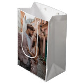Moderne Personalisierte Foto-Hochzeit Mittlere Geschenktüte (Vorderseite Schrägansicht)