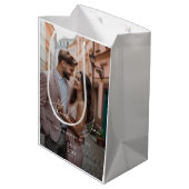 Moderne Personalisierte Foto-Hochzeit Mittlere Geschenktüte (Rückseite Schrägansicht)