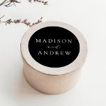 Moderne Personalisierte Hochzeit in Schwarz und We Runder Aufkleber<br><div class="desc">Siegel Sie Ihre Einladungen oder Favoriten mit unseren eleganten Hochzeitsaufklebern. Die individuellen Hochzeitsaufkleber enthalten Ihre Namen in einem weißen Kalligraphieskript mit schwarzem Hintergrund oder Farbe Ihrer Wahl. Design koordiniert mit unserer Hochzeitskollektion "Moderne Elegance".</div>