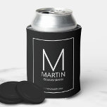 Moderne Personalisierte Monogramm- und Name-Trauze Dosenkühler<br><div class="desc">Fügen Sie eine persönliche Touch zu Ihrer Hochzeit mit personalisierten Trauzeugen kann kühler. Das kann cooler sein mit dem Monogramm und dem Namen des personalisierten Trauzeugen mit dem Titel und dem Hochzeitdatum in weißer,  moderner Sans Serif Schriftart Stil auf schwarzem Hintergrund. Auch perfekt für Trauzeuge,  Brautvater und mehr.</div>