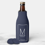 Moderne Personalisierte Monogramm- und Name-Trauze Flaschenkühler<br><div class="desc">Fügen Sie cooler eine persönliche Touch zu Ihrer Hochzeit mit personalisierten Trauzeugen Flasche. Diese Flasche cooler zeigt personalisiert Trauzeugen Monogramm und Name mit Titel und Hochzeitdatum in weiß modernen Sans Serif Schriftart Stil auf marineblau Hintergrund. Auch perfekt für Trauzeuge,  Brautvater und mehr.</div>