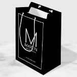 Moderne Personalisierte Monogramm- und Name-Trauze Mittlere Geschenktüte<br><div class="desc">Fügen Sie Ihrer Hochzeit eine persönliche Touch mit personalisierten Trauzeugen Geschenktasche hinzu. Diese Geschenktasche enthält das Monogramm und den Namen des personalisierten Trauzeugen mit dem Titel und dem Hochzeitstermin in weißem,  modernen Sans Serif Schriftart Stil auf schwarzem Hintergrund. Auch perfekt für Trauzeuge,  Brautvater und mehr.</div>