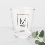 Moderne Personalisierte Monogramm- und Name-Trauze Schnapsglas<br><div class="desc">Fügen Sie Ihrer Hochzeit eine persönliche Touch mit personalisierten Trauzeugen Schuss Glas. Dieses Shotglas zeigt das Monogramm und den Namen des personalisierten Trauzeugen mit Titel und Hochzeitsdatum in schwarz-moderner Sans Serif Schriftart Stil. Auch perfekt für Trauzeuge,  Brautvater und mehr.</div>