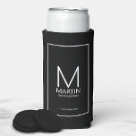 Moderne Personalisierte Monogramm- und Name-Trauze Selters Dosenkühler<br><div class="desc">Fügen Sie eine persönliche Touch zu Ihrer Hochzeit mit personalisierten Trauzeugen kann kühler. Das kann cooler sein mit dem Monogramm und dem Namen des personalisierten Trauzeugen mit dem Titel und dem Hochzeitdatum in weißer,  moderner Sans Serif Schriftart Stil auf schwarzem Hintergrund. Auch perfekt für Trauzeuge,  Brautvater und mehr.</div>