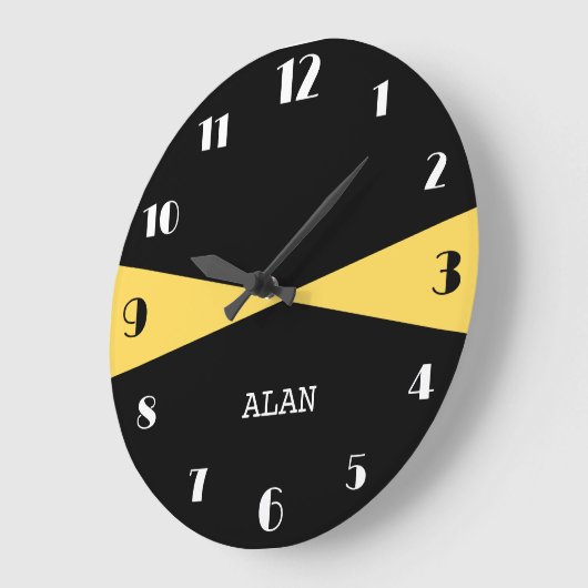 Moderne Personalisierte Schwarz-weiße und Mustard Große Wanduhr (Winkel)