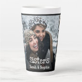Moderne Personalisierte Schwestern 7 Foto Collage Milchtasse (Vorderseite)