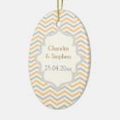 Moderne pfirsichgraue, ivorische Zickzack Muster Keramik Ornament (Links)