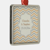 Moderne pfirsichgraue, ivorische Zickzack Muster Ornament Aus Metall (Rechts)