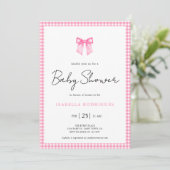 Moderne Pink Bow Gingham Baby Dusche Einladung (Stehend Vorderseite)
