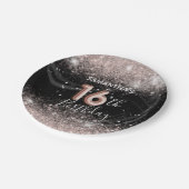 Moderne pinke Glitter & Schwarze 16. Geburtstagsfe Pappteller (Schrägansicht)