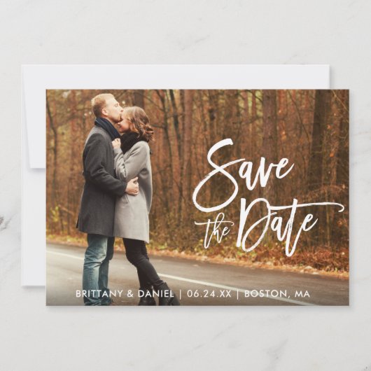 Moderne Pinsel Script Foto Holz Save the Date Kart Einladung (Vorderseite)