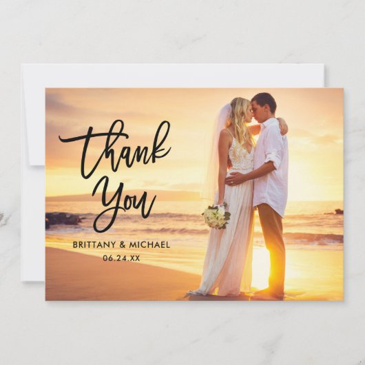 Moderne Pinselschrift Bride Groom Foto Name Weddin Dankeskarte (Vorderseite)