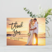 Moderne Pinselschrift Bride Groom Foto Name Weddin Dankeskarte (Stehend Vorderseite)