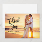 Moderne Pinselschrift Bride Groom Foto Name Weddin Dankeskarte (Vorne/Hinten)