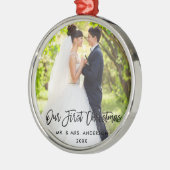 Moderne Pinselschrift Hochzeit Unsere ersten Weihn Ornament Aus Metall (Links)