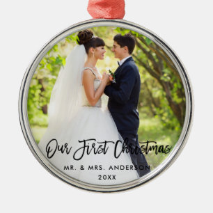 Moderne Pinselschrift Hochzeit Unsere ersten Weihn Ornament Aus Metall