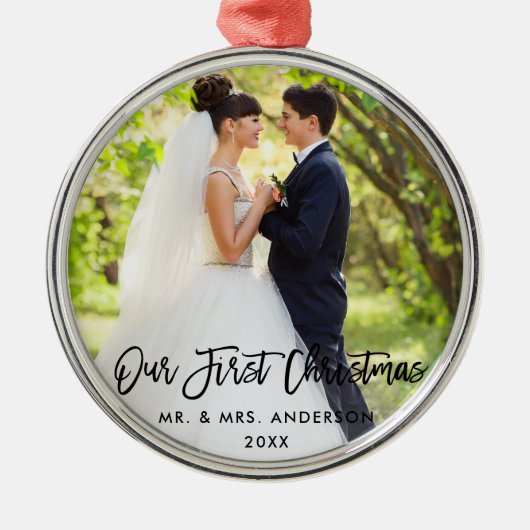 Moderne Pinselschrift Hochzeit Unsere ersten Weihn Ornament Aus Metall (Vorne)