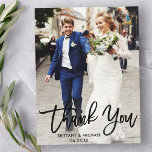 Moderne Pinselschrift | Hochzeitsszenario Foto Vie Postkarte<br><div class="desc">Brush Script Modern Wedding Foto Danke Postcard</div>