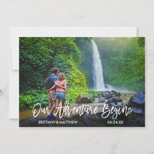 Moderne Pinselschrift Kraft Unser Abenteuer beginn Save The Date (Vorderseite)