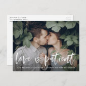 Moderne Pinselschrift-Liebe ist Patientenverzögeru Ankündigungspostkarte (Vorne/Hinten)