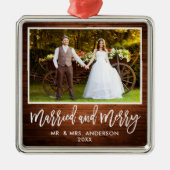 Moderne Pinselschrift Rustikales Holz Verheiratet  Ornament Aus Metall (Vorne)