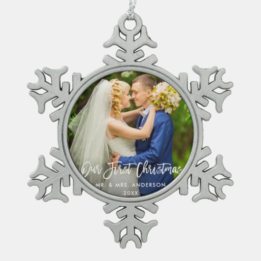 Moderne Pinselschrift Unsere erste Weihnachtsfeier Schneeflocken Zinn-Ornament (Vorderseite)