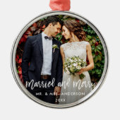 Moderne Pinselschrift Verheiratet & Merry Wedding Ornament Aus Metall (Vorne)