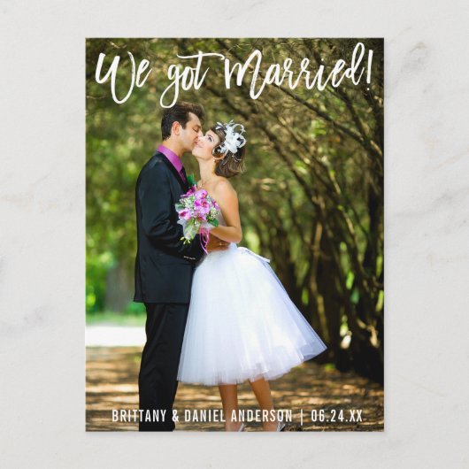 Moderne Pinselschrift Wir Got Verheiratetes Foto Postkarte (Vorderseite)