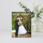 Moderne Pinselschrift Wir Got Verheiratetes Foto Postkarte (Stehend Vorderseite)