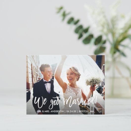 Moderne Pinselschrift Wir haben Verheiratet Got Postkarte (Stehend Vorderseite)