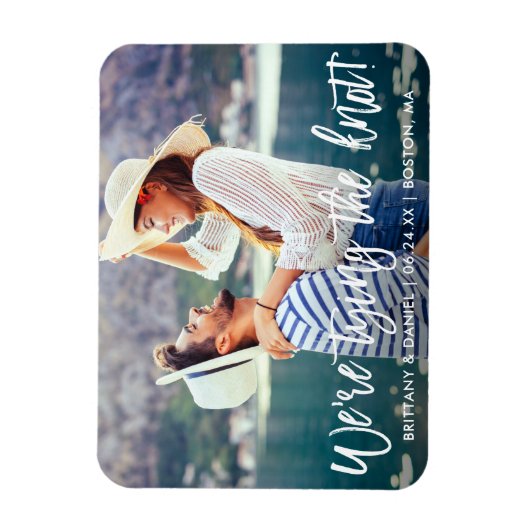 Moderne Pinselskripte binden den Knoten Save the D Magnet (Vertikal)