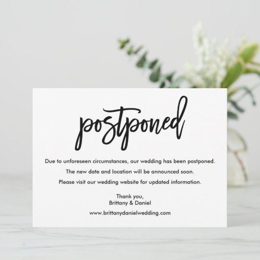 Moderne Pinselskripte Zurückgestellt Hochzeitskart Save The Date (Stehend Vorderseite)