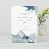 Moderne Pinselstriche Dusty Blue Ocean Einladung (Stehend Vorderseite)